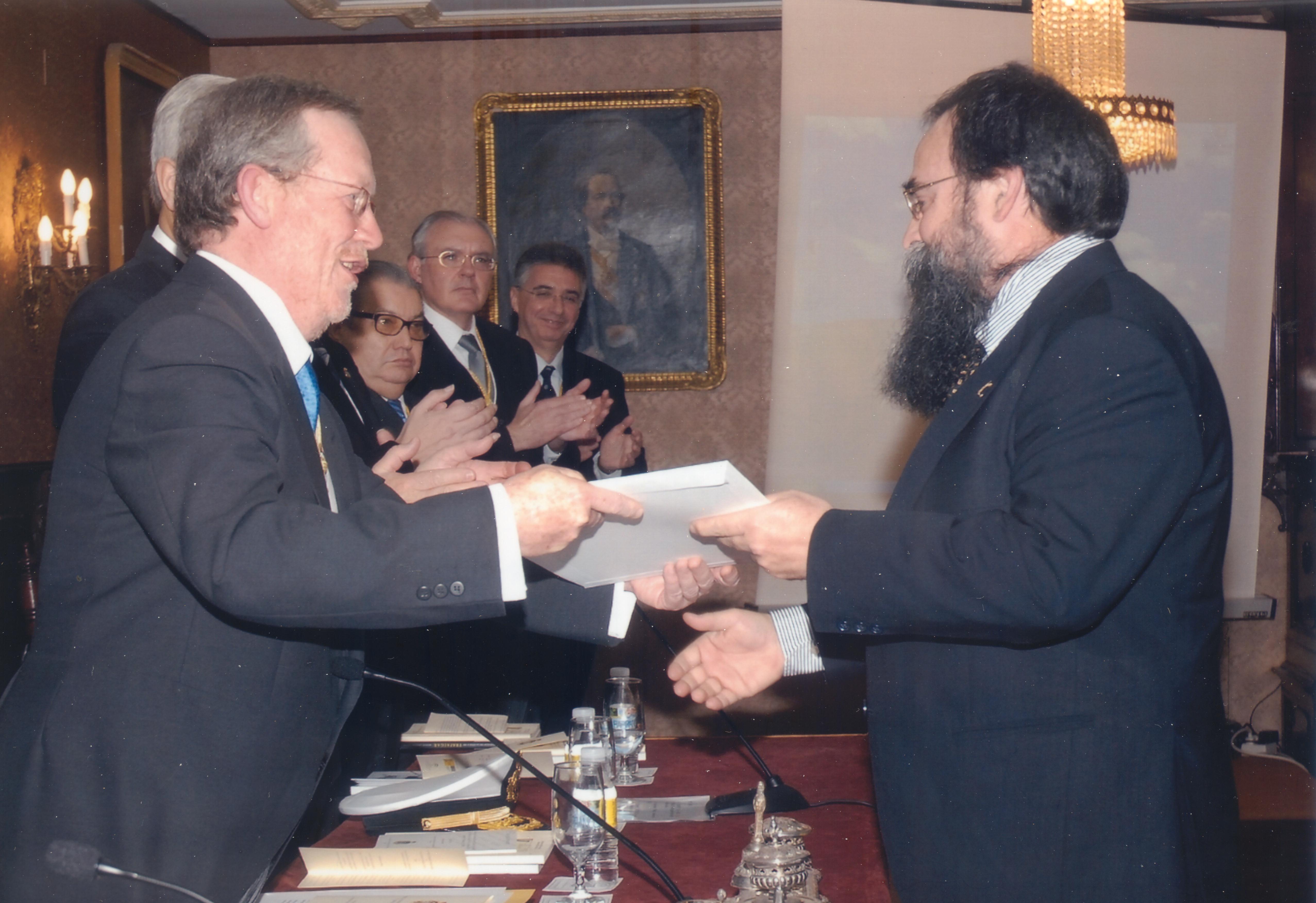 Entrega del premio por el Presidente de la Academia